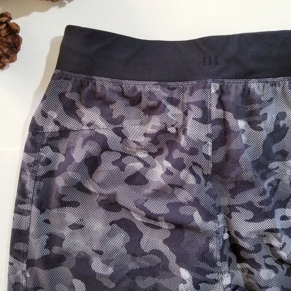 LULULEMON | T.H.E Short Linerless 9” Short Variegated Mesh Camo Black - Picture 10 of 14